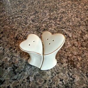 Connecting heart salt and pepper shakers.